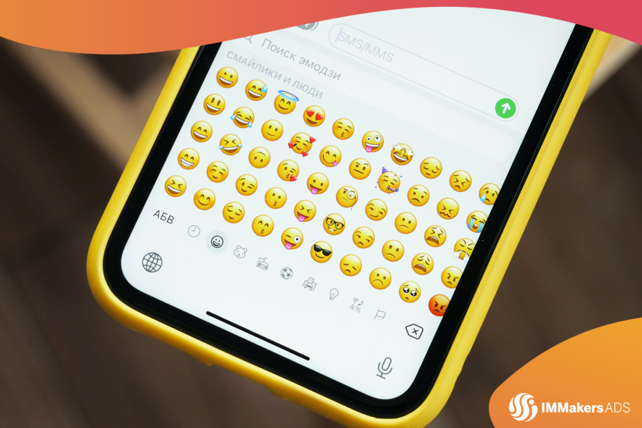 Celular com o teclado de emojis aberto.
